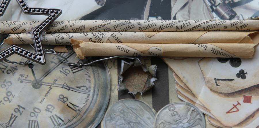 Szívószál kitépett könyvlapokból