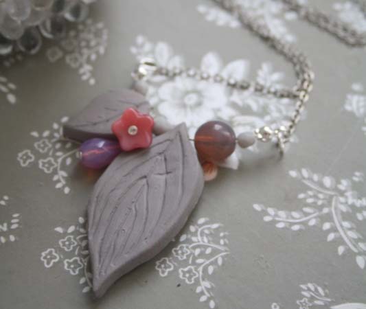 Nyaklánc gyurmalevélből