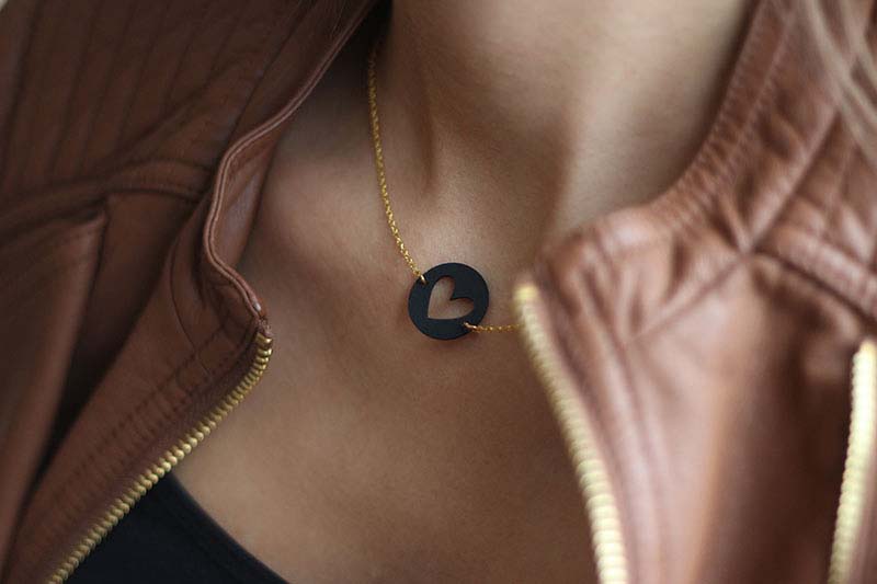 A chipboard, mint ékszer