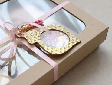 Ajándékkísérők és karácsonyfadíszek