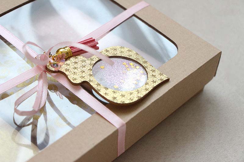 Ajándékkísérők és karácsonyfadíszek